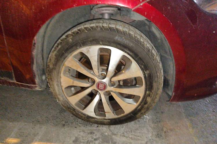 Used Fiat Viaggio 2012 1.4T Automatic Enjoyment Edition Right Front Wheel Hub