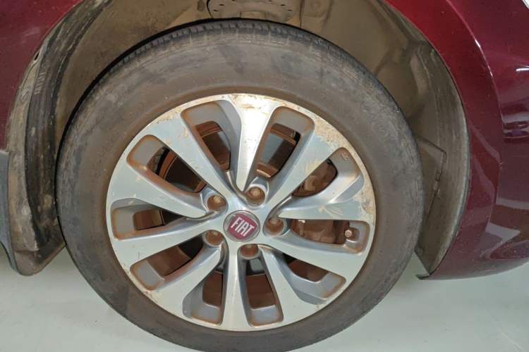 Used Fiat Viaggio 2012 1.4T Automatic Enjoyment Edition Right Front Wheel Hub