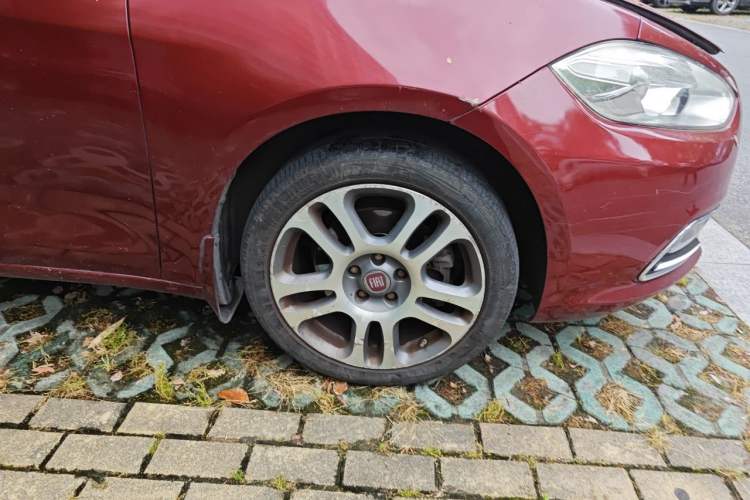 Used Fiat Viaggio 2012 1.4T Automatic Luxury Edition Right Front Wheel Hub