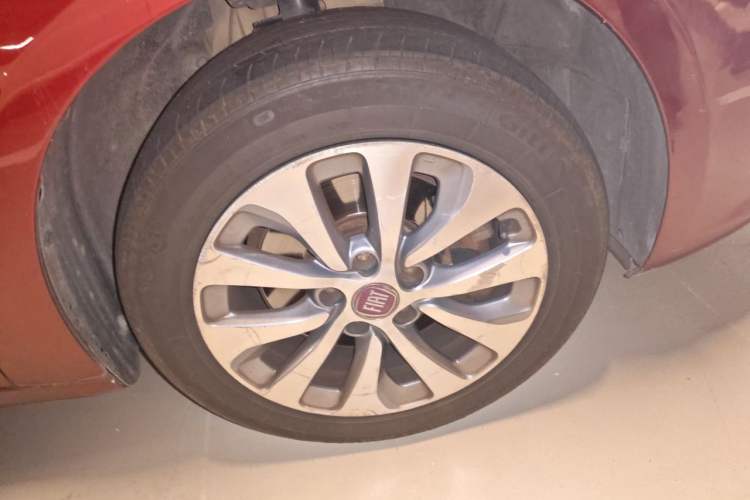 Used Fiat Viaggio 2012 1.4T Automatic Jingxiang Edition Right Front Wheel Hub