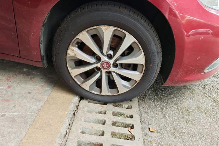 Used Fiat Viaggio 2012 1.4T Manual Enjoyment Edition Right Front Wheel Hub