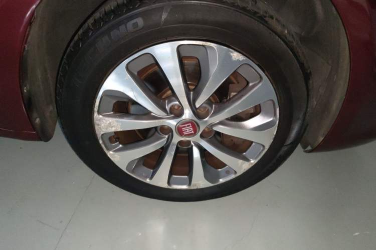 Used Fiat Viaggio 2012 1.4T Automatic Jingxiang Edition Right Front Wheel Hub