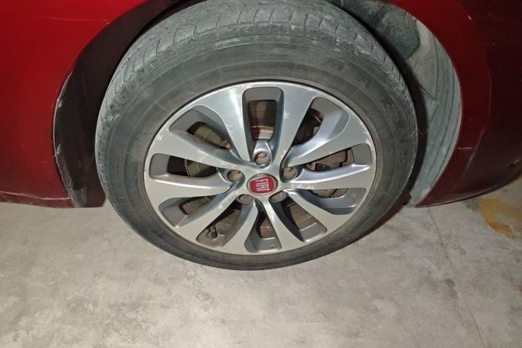 Used Fiat Viaggio 2012 1.4T Automatic Jingxiang Edition Right Front Wheel Hub