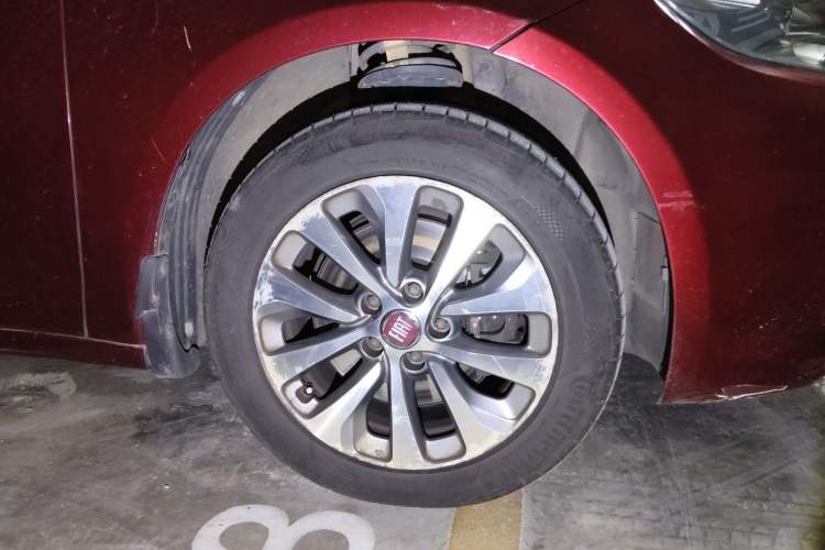 Used Fiat Viaggio 2012 1.4T Automatic Jingxiang Edition Right Front Wheel Hub