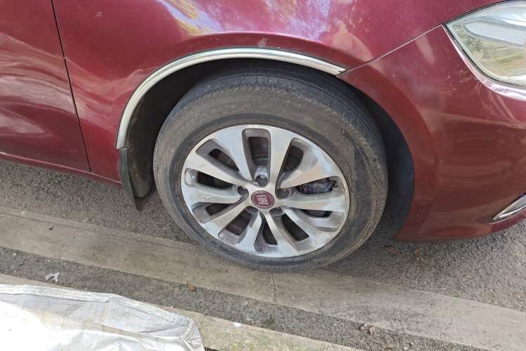Used Fiat Viaggio 2012 1.4T Automatic Jingxiang Edition Right Front Wheel Hub