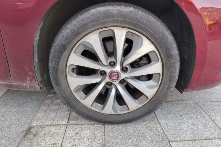 Used Fiat Viaggio 2012 1.4T Automatic Jingxiang Edition Right Front Wheel Hub