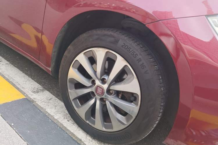 Used Fiat Viaggio 2012 1.4T Automatic Enjoyment Edition Right Front Wheel Hub