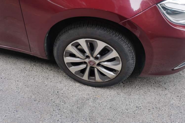 Used Fiat Viaggio 2012 1.4T Automatic Enjoyment Edition Right Front Wheel Hub