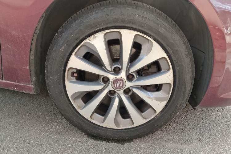 Used Fiat Viaggio 2012 1.4T Automatic Jingxiang Edition Right Front Wheel Hub