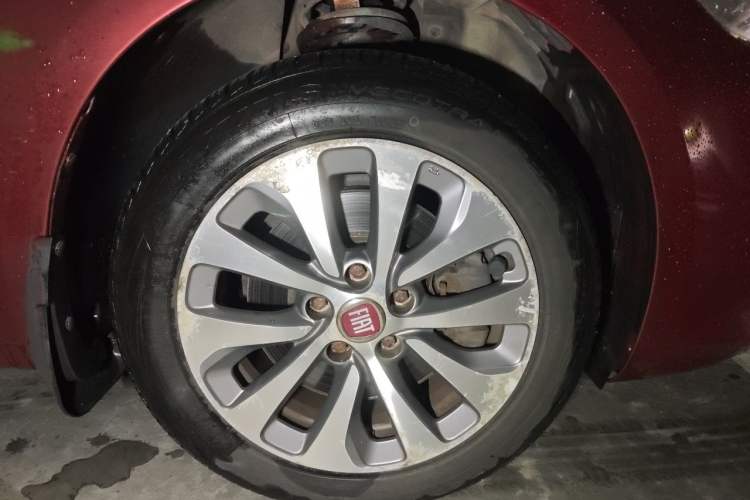 Used Fiat Viaggio 2012 1.4T Automatic Jingxiang Edition Right Front Wheel Hub