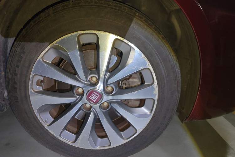 Used Fiat Viaggio 2012 1.4T Automatic Jingxiang Edition Right Front Wheel Hub