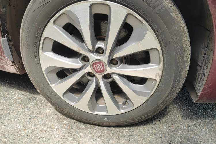 Used Fiat Viaggio 2012 1.4T Automatic Jingxiang Edition Right Front Wheel Hub