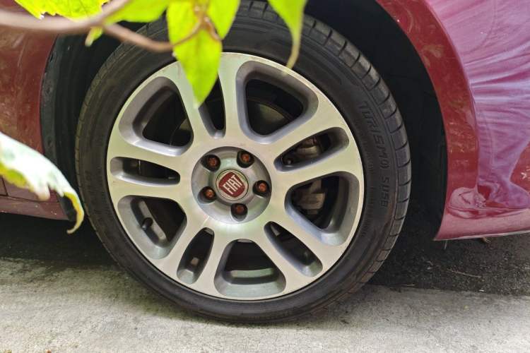 Used Fiat Viaggio 2012 1.4T Automatic Luxury Edition Right Front Wheel Hub