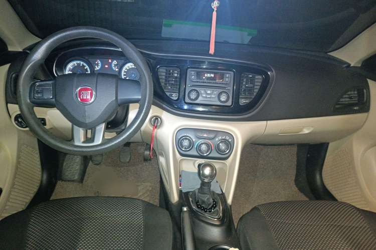 Used Fiat Viaggio 2012 1.4T Manual Enjoyment Edition Center Console