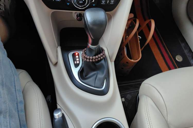 Used Fiat Viaggio 2012 1.4T Automatic Luxury Edition Gear Lever