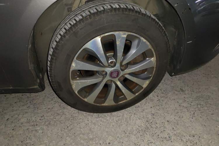 Used Fiat Viaggio 2012 1.4T Automatic Jingxiang Edition Right Front Wheel Hub