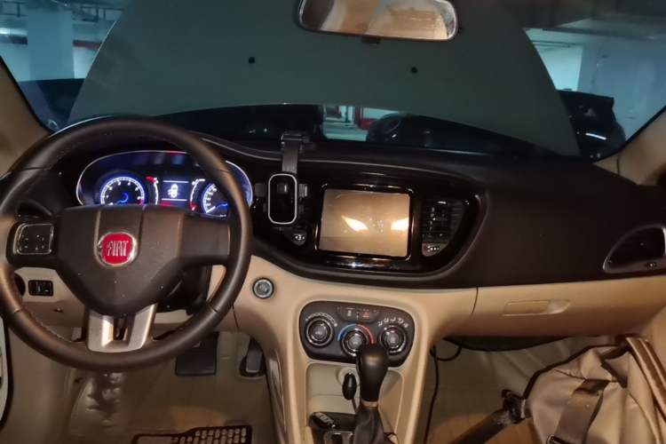 Used Fiat Viaggio 2012 1.4T Automatic Jingxiang Edition Center Console