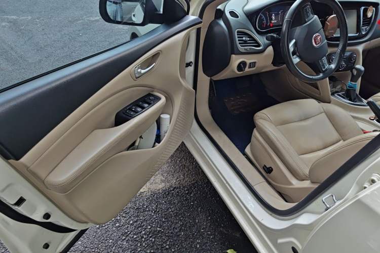 Used Fiat Viaggio 2012 1.4T Automatic Luxury Edition Driver Seat
