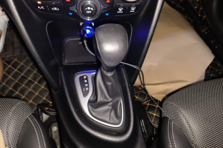 Used Fiat Viaggio 2012 1.4T Automatic Luxury Edition Gear Lever