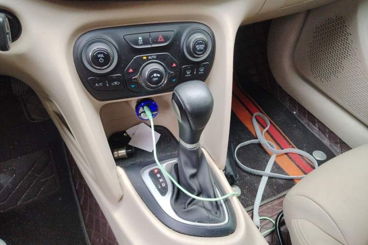 Used Fiat Viaggio 2012 1.4T Automatic Luxury Edition Gear Lever