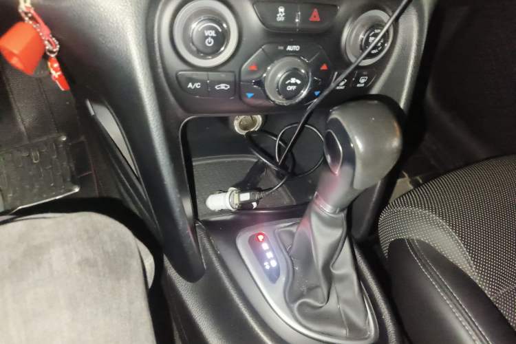 Used Fiat Viaggio 2012 1.4T Automatic Luxury Edition Gear Lever