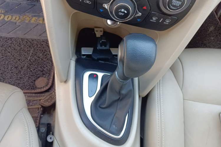 Used Fiat Viaggio 2012 1.4T Automatic Luxury Edition Gear Lever