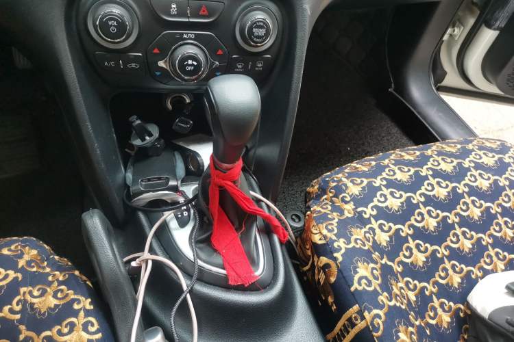 Used Fiat Viaggio 2012 1.4T Automatic Luxury Edition Gear Lever