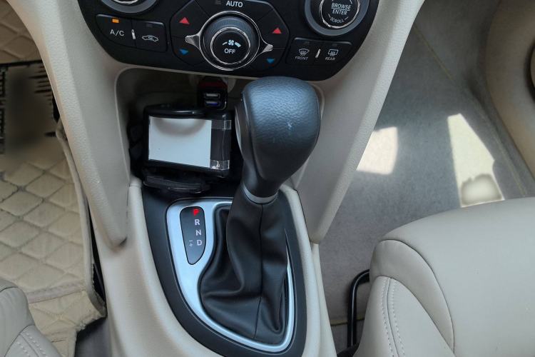 Used Fiat Viaggio 2012 1.4T Automatic Luxury Edition Gear Lever
