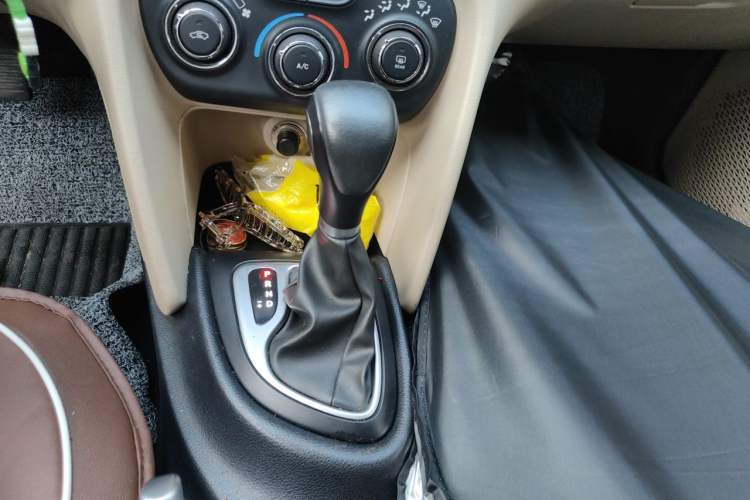Used Fiat Viaggio 2012 1.4T Automatic Enjoyment Edition Gear Lever
