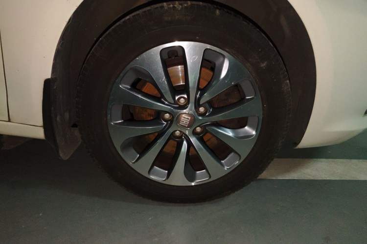 Used Fiat Viaggio 2012 1.4T Automatic Enjoyment Edition Right Front Wheel Hub