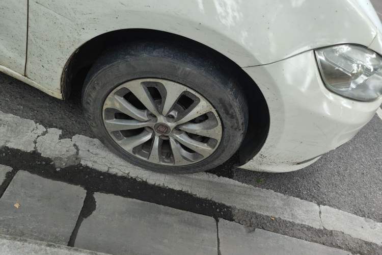Used Fiat Viaggio 2012 1.4T Automatic Jingxiang Edition Right Front Wheel Hub