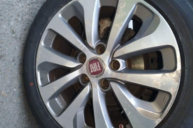Used Fiat Viaggio 2012 1.4T Automatic Jingxiang Edition Right Front Wheel Hub