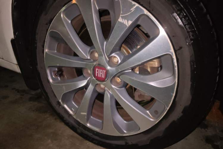 Used Fiat Viaggio 2012 1.4T Automatic Jingxiang Edition Right Front Wheel Hub