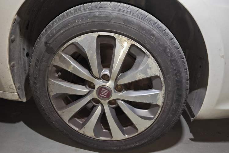 Used Fiat Viaggio 2012 1.4T Automatic Enjoyment Edition Right Front Wheel Hub