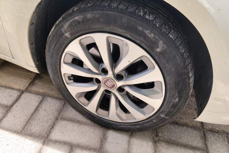 Used Fiat Viaggio 2012 1.4T Automatic Enjoyment Edition Right Front Wheel Hub