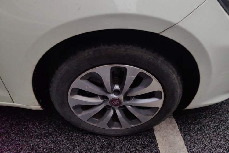 Used Fiat Viaggio 2012 1.4T Automatic Jingxiang Edition Right Front Wheel Hub