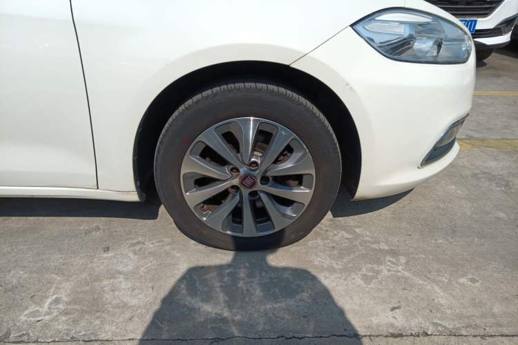 Used Fiat Viaggio 2012 1.4T Automatic Jingxiang Edition Right Front Wheel Hub