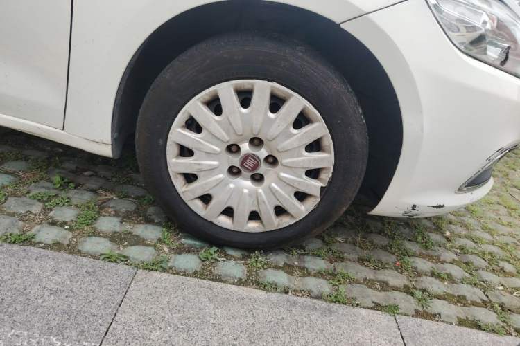 Used Fiat Viaggio 2012 1.4T Manual Enjoyment Edition Right Front Wheel Hub