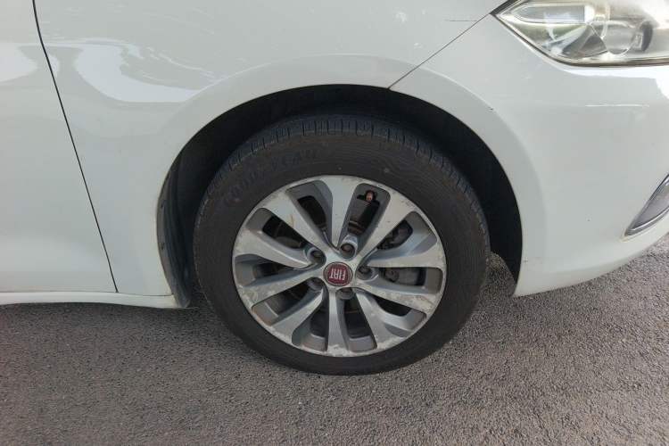 Used Fiat Viaggio 2012 1.4T Automatic Jingxiang Edition Right Front Wheel Hub