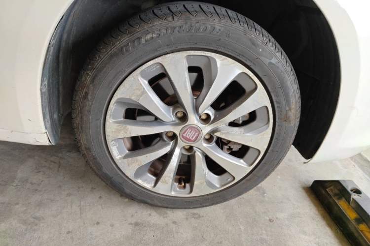Used Fiat Viaggio 2012 1.4T Automatic Jingxiang Edition Right Front Wheel Hub