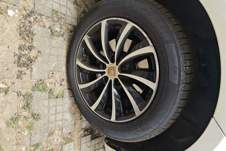 Used Fiat Viaggio 2012 1.4T Automatic Jingxiang Edition Right Front Wheel Hub
