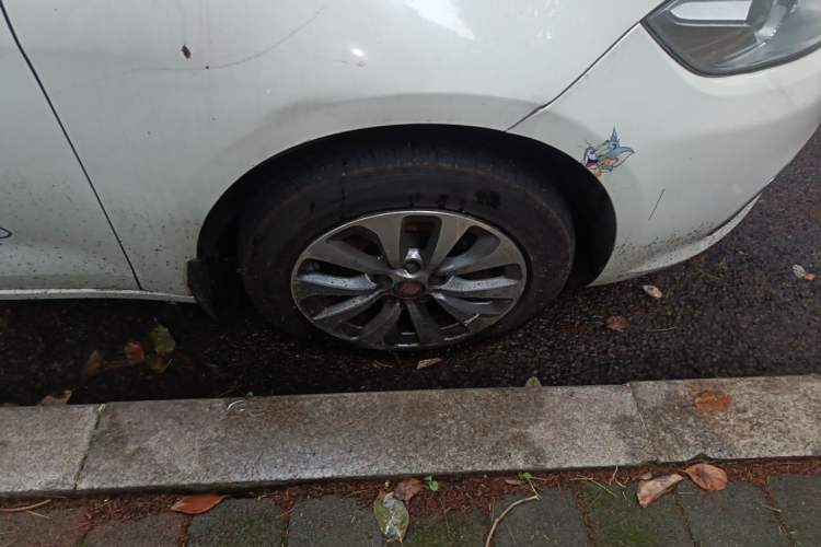 Used Fiat Viaggio 2012 1.4T Automatic Jingxiang Edition Right Front Wheel Hub