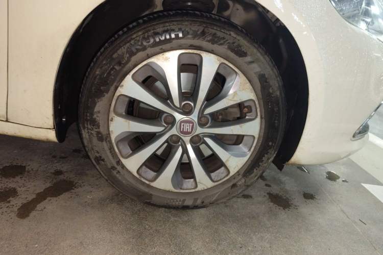 Used Fiat Viaggio 2012 1.4T Automatic Jingxiang Edition Right Front Wheel Hub