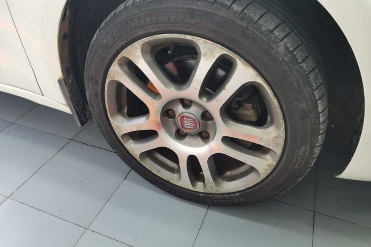 Used Fiat Viaggio 2012 1.4T Automatic Luxury Edition Right Front Wheel Hub