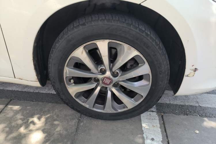 Used Fiat Viaggio 2012 1.4T Automatic Jingxiang Edition Right Front Wheel Hub