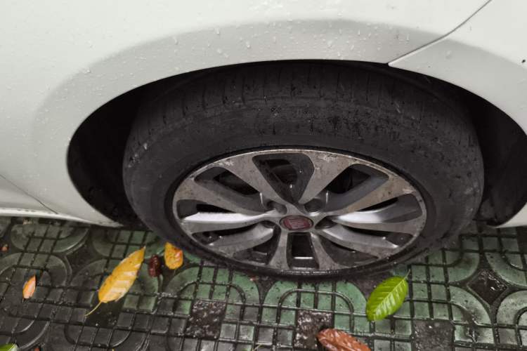 Used Fiat Viaggio 2012 1.4T Automatic Jingxiang Edition Right Front Wheel Hub