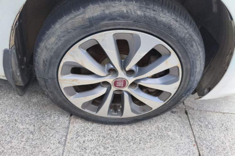 Used Fiat Viaggio 2012 1.4T Automatic Jingxiang Edition Right Front Wheel Hub