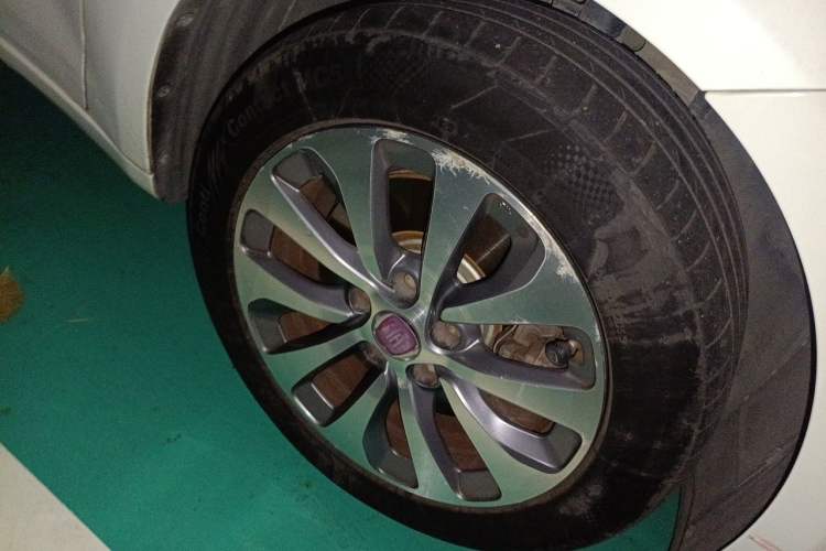 Used Fiat Viaggio 2012 1.4T Automatic Jingxiang Edition Right Front Wheel Hub