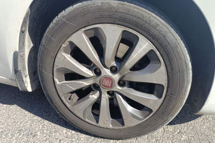 Used Fiat Viaggio 2012 1.4T Automatic Jingxiang Edition Right Front Wheel Hub