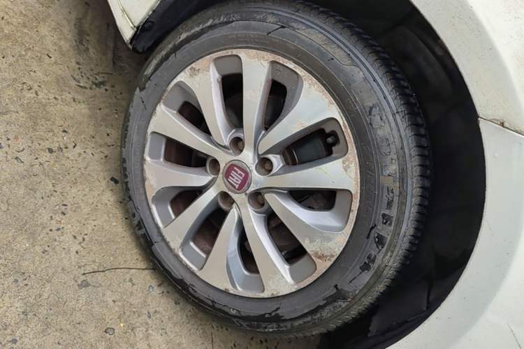 Used Fiat Viaggio 2012 1.4T Automatic Jingxiang Edition Right Front Wheel Hub